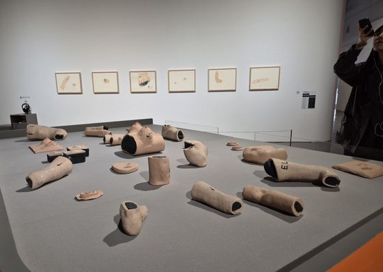 시각을 점점 잃게 된 미국의 에밀리 루이스 고시오는 희미해 가는 기억 속 가족들의 신체를 그리고 빚었다. '터치투어' 신청 관객은 직접 만져볼 수 있다. 부산=권근영 기자