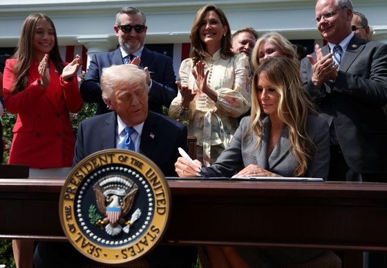 도널드 트럼프 미국 대통령이 19일(현지시간) 미국 워싱턴 백악관에서 케네디 센터 이사회 만찬을 주최하며 연설하고 있다. 로이터=연합뉴스