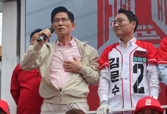 김문수 국민의힘 대선후보가 20일 서울 송파구 석촌호수 입구 앞에서 열린 송파를 새롭게 유세에서 지지자들에게 큰절을 하고 있다. 임현동 기자/20250520