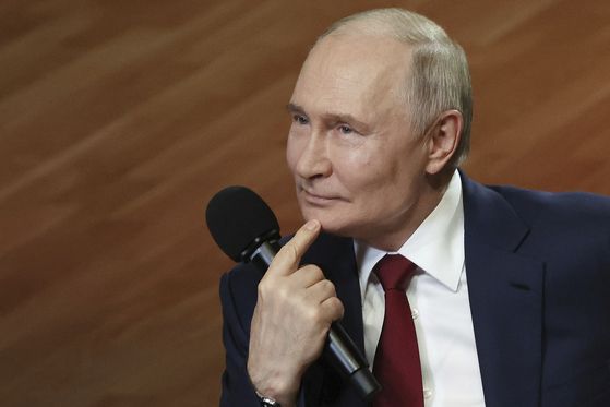 도널드 트럼프 미국 대통령의 배우자인 멜라니아 여사가 19일(현지시간) 워싱턴 백악관 로즈가든에서 열린 '테이크 잇 다운 법안' 서명식에서 법안에 서명하고 있다. 로이터=연합뉴스