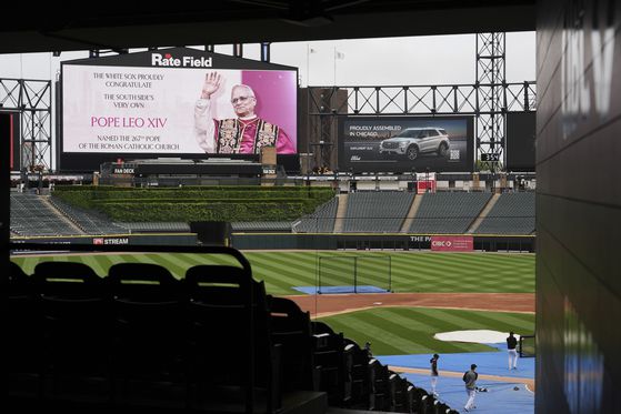 19일(현시시간) MLB 화이트삭스 홈구장 레이트필드전광판에 교황 레오 14세를 띄워져있다. AP=연합뉴스