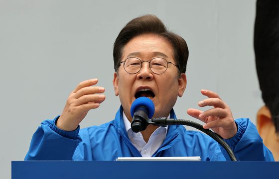 이재명 더불어민주당 대통령 후보가 2017년 2월 자신의 페이스북에 올린 그림. 이 후보가 강연 중 기본소득을 쉽게 설명하려고 예시로 든 이야기를 지지자 정모씨가 손그림으로 보냈고, 이를 토대로 캠프 자원봉사자가 그래픽 작업한 것이다.