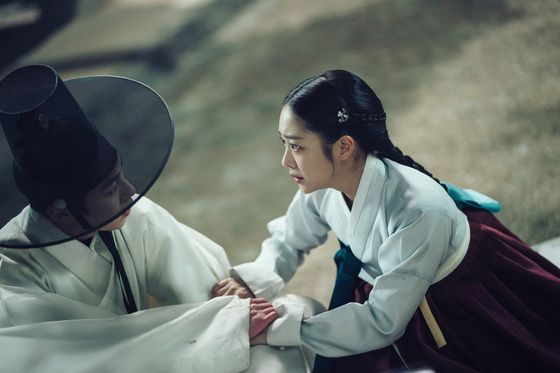 지난 16일 공개된 넷플릭스 오리지널 사극 '탄금'. 웹소설 『탄금: 금을 삼키다』가 원작으로, 홍랑(왼쪽, 이재욱)과 재이(조보아)의 금지된 사랑을 그리는 미스터리 로맨스 사극이다. 사진 넷플릭스