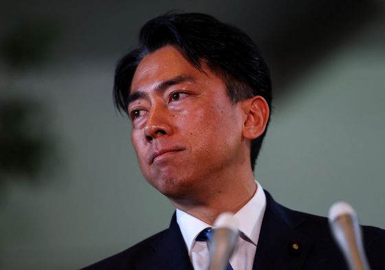 고이즈미 신지로 전 환경상이 21일 총리 관저로 들어가고 있다. 로이터=연합뉴스