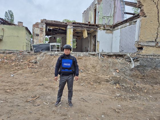 지난 17일(현지시간) 찾은 키이우의 한 아파트촌은 러시아가 발사한 북한제 미사일에 폐허가 돼 있었다. 박현준 기자.