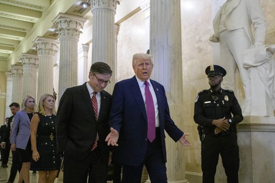 도널드 트럼프 대통령(가운데)이 20일(현지시간) 공화당 하원 의원총회에 참석한 뒤 마이크 존슨 하원의장(왼쪽)과 이야기를 나누고 있다. AP=연합뉴스