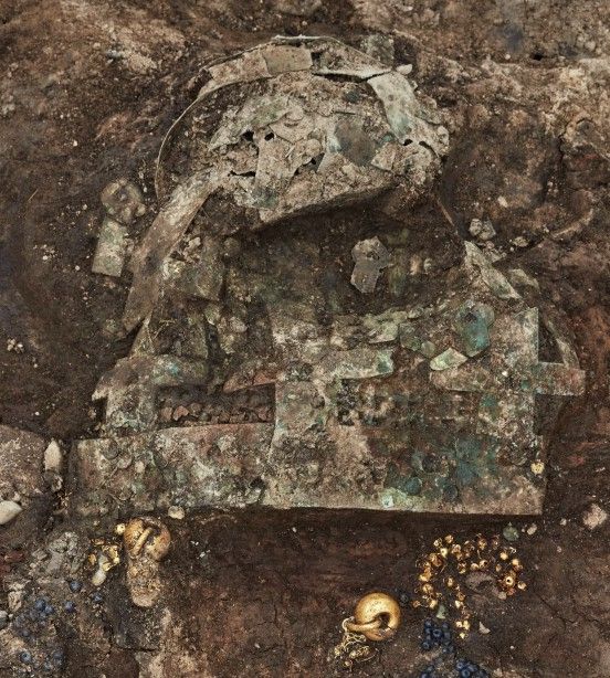 국가유산청이 2020년 경주 황남동 120-2호 무덤에서 출토된 금동관을 보존 처리하는 과정에서 비단벌레 날개 장식을 확인했다고 21일 밝혔다. 사진은 경주 황남동 120-2호분 금동관 출토 상태. 사진 국가유산청