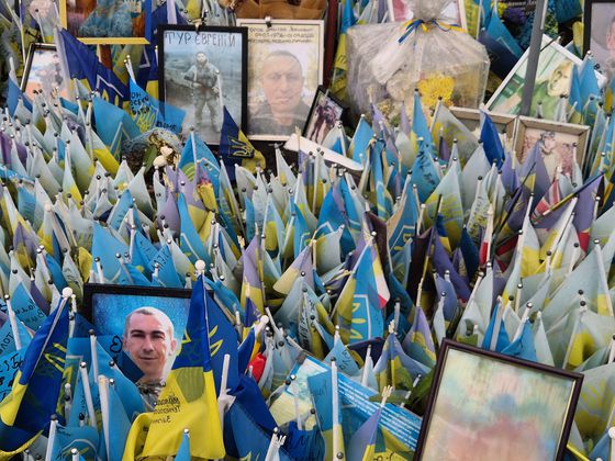 우크라이나 독립광장에 전몰장병의 유족들이 추모를 위해 꽂은 우크라이나 국기. 박현준 기자