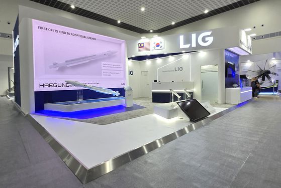 지난 20일 말레이시아 랑카위에서 열린 ‘랑카위 국제 해양·항공전시회(LIMA) 2025’에서 함대공 유도탄 방어유도무기 ‘해궁’이 전시돼있다.[LIG넥스원 제공]