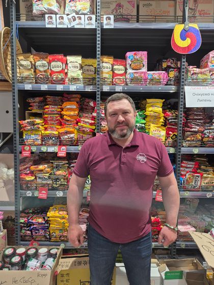 라면 가게를 운영하는 올렉산드르 코데네츠. 그는 2022년 민병대를 조직해 러시아군에 대항했다. 등 뒤로 한국 라면들이 보인다. 박현준 기자