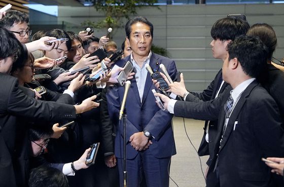 에토 다쿠 농림수산상이 21일 총리 관저에서 기자들의 질문에 답하고 있다. 쌀값 폭등으로 민심이 흉흉한 가운데 그는 "쌀을 산 적이 없다"는 발언으로 물의를 빚었다. 교도·로이터=연합뉴스