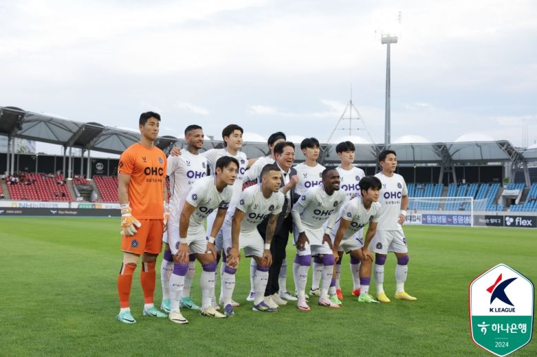 최대호 구단주가 FC안양 선수들과 기념사진을 찍고 있다. [사진 프로축구연맹]