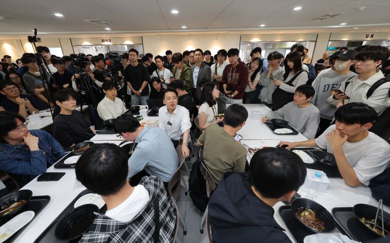 2025년 5월 14일 이준석 개혁신당 대선후보는 부산대 학생식당을 찾아갔다. 이 후보는 연금개혁 등에서 2030의 목소리를 대변하고 있다. [연합뉴스]