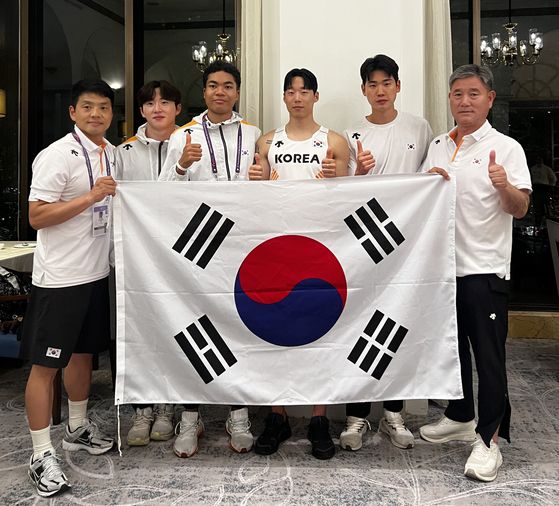 400m 계주 한국 기록을 세운 서민준·조엘진·이재성·고승환(왼쪽 둘째부터). [사진 육상연맹]