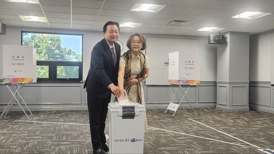 20일(현지시간) 미국 워싱턴DC 인근 버지니아 애넌데일 코리안커뮤니티센터에서 제21대 대선 재외국민투표가 실시됐다. 조현동 주미대사도 이날 오전 배우자와 함께 투표에 참여했다. 워싱턴=강태화 특파원