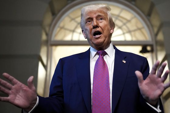 도널드 트럼프 대통령이 20일(현지시간) 공화당 하원 의원총회에 참석한 뒤 기자들과 이야기를 나누고 있다. AP=연합뉴스