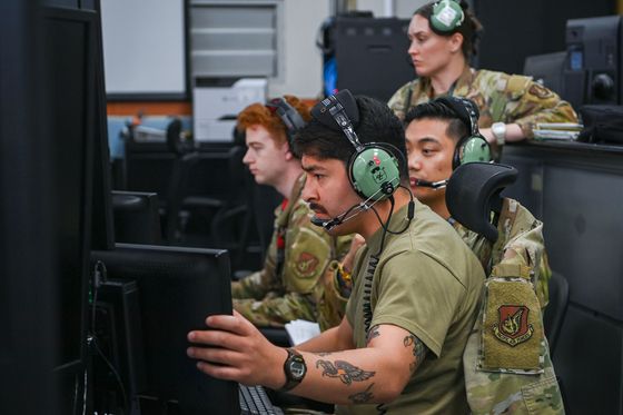 공군 한국형미사일방어체계(KAMD) 작전센터에서 공군 관계자가 임무를 시연하고 있다. 사진 공군 제공