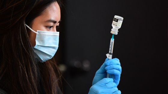 지난 2022년 1월 미국 캘리포니아주 로스앤젤레스에서 한 의료진이 코로나19 백신 접종을 준비하고 있다. AFP=연합뉴스