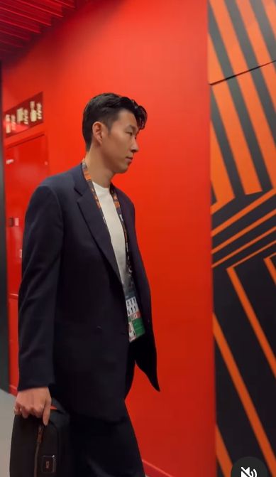 수트를 입고 유로파리그 결승전이 열릴 경기장에 들어선 손흥민. [사진 토트넘 SNS]