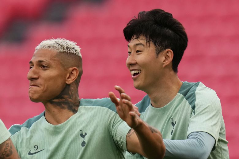 토트넘 손흥민(오른쪽)이 유로파리그 결승전 선발명단에서 제외됐다. 대신 히샬리송(왼쪽)이 먼저 나선다. [AP=연합뉴스]