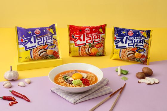 오뚜기가 신제품 ‘진라면 약간매운맛’을 한정판으로 출시했다. 사진 오뚜기