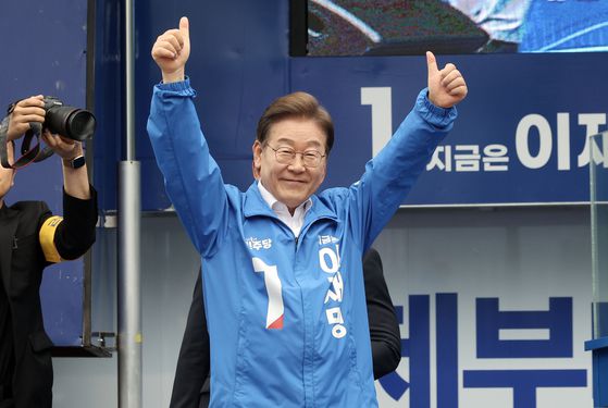 이재명 더불어민주당 대선 후보가 22일 오후 경남 양산워터파크에서 유세하고 있다. 김성룡 기자겨