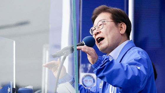 이재명 더불어민주당 대선 후보가 21일 오후 인천광역시 계양구 계양역 앞 광장에서 유세를 하고 있다. 김성룡 기자