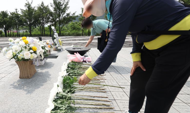 노무현 전 대통령 서거 16주기 추도식을 하루 앞둔 22일 경남 김해시 진영읍 봉하마을에 시민이 헌화하고 있다. 연합뉴스