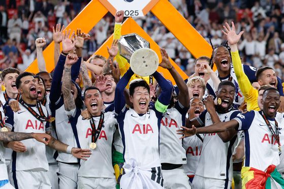 토트넘 주장 손흥민이 22일 스페인 빌바오에서 열린 2024~2025시즌 유럽축구연맹( UEFA ) 유로파리그 시상식에서 우승 트로피를 번쩍 들어 올리며 환호하고 있다. AFP=연합뉴스