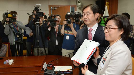 2014년 4월 14일, 국민건강보험공단 측이 서울 마포구 건보공단 대회의실에서 담배회사를 상대로 한 손해배상청구 소장을 제출하기 전 기자회견을 열고 소장을 들어보이고 있다. 뉴스1