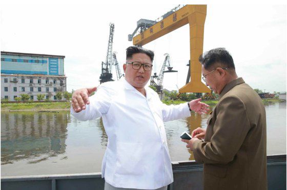 북한이 청진항에서 새 구축함을 건조하는 모습. 사진은 지난 15일 청진조선소에서 건조를 마치고 진수를 준비중인 북한 구축함의 위성사진. 사진 통일부