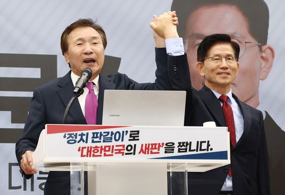 손학규 전 민주당 대표가 22일 오전 서울 여의도 국민의힘 중앙당사에서 김문수 대통령 후보 지지 선언을 하고 있다. 뉴스1