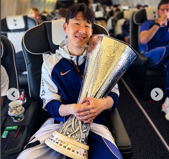 유로파리그 우승을 차지한 손흥민이 런던으로 돌아가는 기내에서도 우승 트로피를 품에 꼭 안고 있다. [사진 토트넘 SNS]