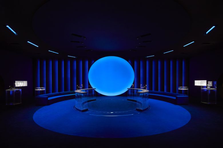 J12 블루 출시에 맞춰 푸른색으로 꾸민 워치스&원더스 박람회 샤넬 부스 전경. 사진 샤넬