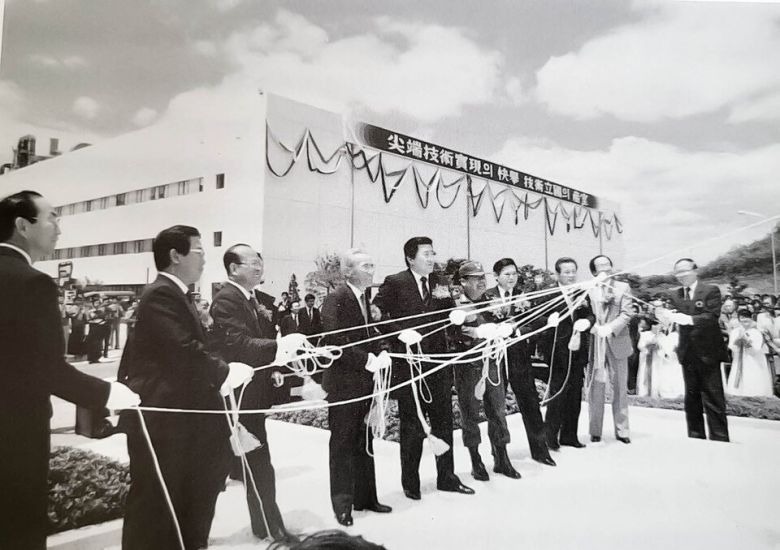 1985년 이병철(왼쪽 넷째) 삼성 회장과 이건희(왼쪽 일곱째) 삼성 선대회장이 기흥 반도체공장 2라인 준공식에 참석한 모습. [사진 삼성전자]