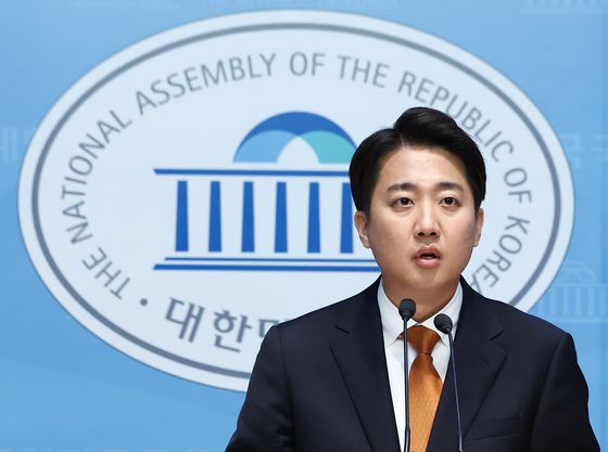 김문수 국민의힘 대선후보가 23일 오전 서울 중구 더플라자호텔에서 열린 제3회 국가와 민족을 위한 조찬기도회에 참석하기 위해 차에서 내려 건물로 들어가고 있다. 임현동 기자/20250523