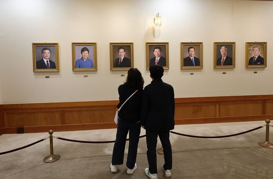 지난달 9일 서울 종로구 청와대 본관에서 관람객들이 역대 대통령들의 초상화를 구경하고 있다. 연합뉴스