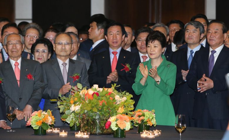 2015년 6월 서울 중구 소공동 조선호텔에서 열린 한·일 국교 정상화 50주년 기념 리셉션에 참석한 박근혜(앞줄 오른쪽 둘째) 당시 대통령. [중앙포토]
