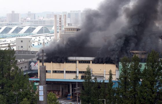 지난 17일 큰 화재가 발생한 광주 광산구 금호타이어 광주공장에서 검은 연기가 치솟고 있다. 김성룡 기자