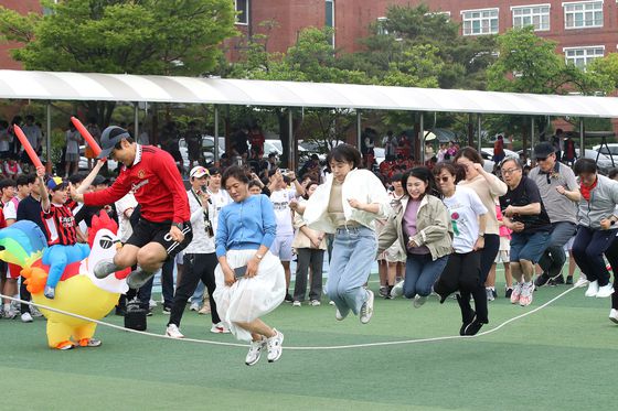 스승의 날인 지난 15일 오전 대구 북구 성광고등학교 운동장에서 열린 '스승의 날 기념 체육한마당'에 참여한 학생·교사·학부모(교육의 3주체)가 한마음으로 단체 줄넘기를 하고 있다. 뉴스1