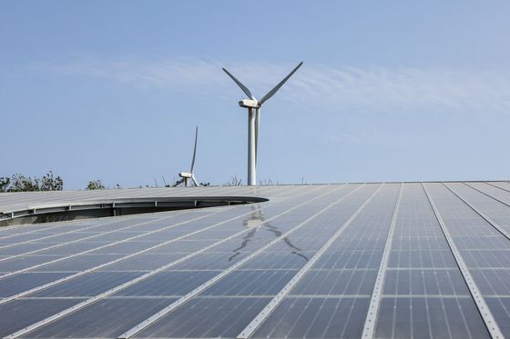 대만 남부 핑둥에 위치한 타이파워 전시관에 설치된 풍력 터빈과 태양광 패널. 연합뉴스