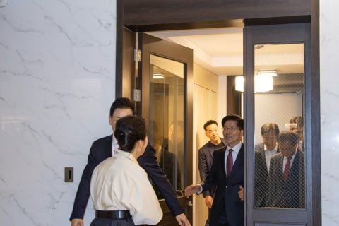 김문수 국민의힘 대선 후보가 24일 대구 달성군 박근혜 전 대통령 사저에서 박 전 대통령을 만나고 있다. 사진 국민의힘