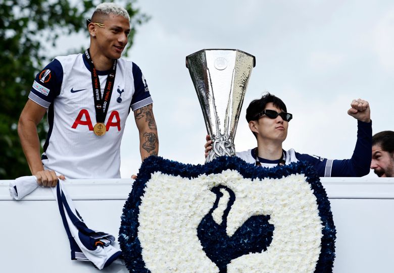 유로파리그 우승 퍼레이드에서 우승컵을 든 손흥민(가운데). [AFP=연합뉴스]