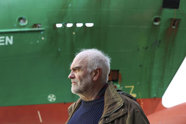 지난 22일(현지시간) 노르웨이 트론헤임에 있는 요한 헬베르그(앞)의 주택 앞마당에 길이 135m인 컨테이너선 ‘NCL 살텐’(뒤)이 좌초했다. AP=연합뉴스