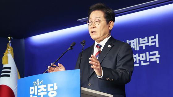 제21대 대통령 선거가 열흘도 채 남지 않은 25일 오전 더불어민주당 이재명 후보는 공식 선거운동 돌입 이후 첫 기자간담회를 열었다. 기자회견 직후 충청권 유세장으로 향했다. 김성룡 기자/ 2025.05.25