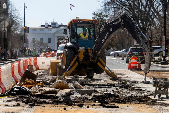 2025년 3월 12일, 백악관을 배경으로 한 굴착기가 워싱턴 DC의 흑인의 생명도 소중하다는 광장에 포크레인으로 철거 작업을 하고 있다. AP=연합뉴스