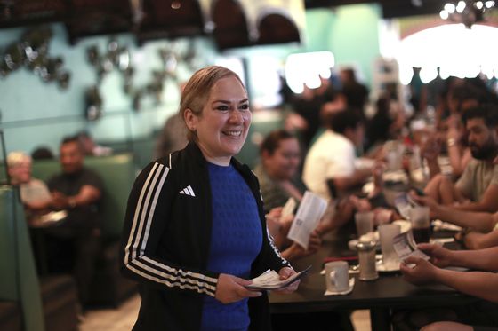 2016년 마약왕 엘 차포의 변호사였던 실비아 델가도 가르시아가 2025년 4월 27일 멕시코 시우다드 후아레스에서 다가오는 판사 선거를 앞두고 선거 운동을 벌이고 있다. 가르시아는 북부 치와와주에서 판사로 선출되기 위해 캠페인을 벌이고 있다. AP=연합뉴스