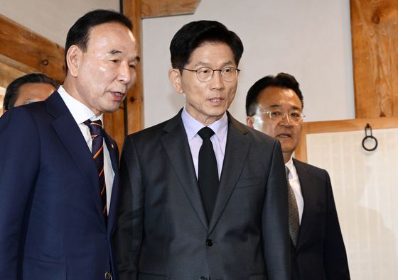 김문수 국민의힘 대선 후보가 25일 오전 충북 옥천군 육영수 여사 생가를 방문해 참배하고 있다. 임현동 기자