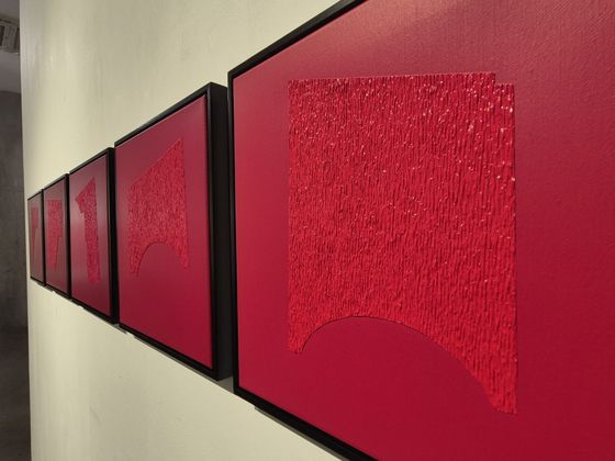 매끈한 바탕과 세필로 쌓듯이 올린 가운데 면의 대조. 권근영 기자