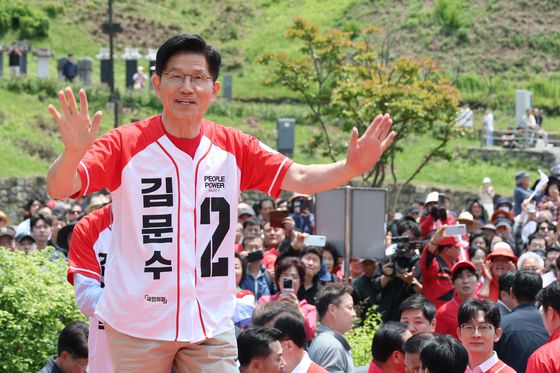 김문수 국민의힘 대선 후보가 25일 충북 옥천군 육영수 여사 생가를 방문해 둘러본 후 현안 관련 입장 발표를 하고 있다. 임현동 기자